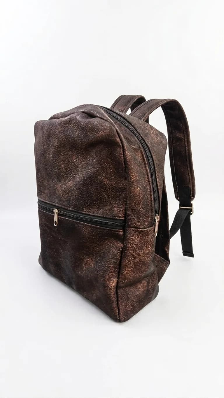 MOCHILA CUERINA BRILLOSA MARRON 32CM